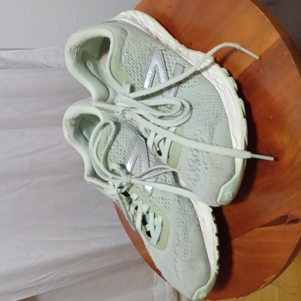 NEW BALANCE WOMENS SHOES SIZE 8